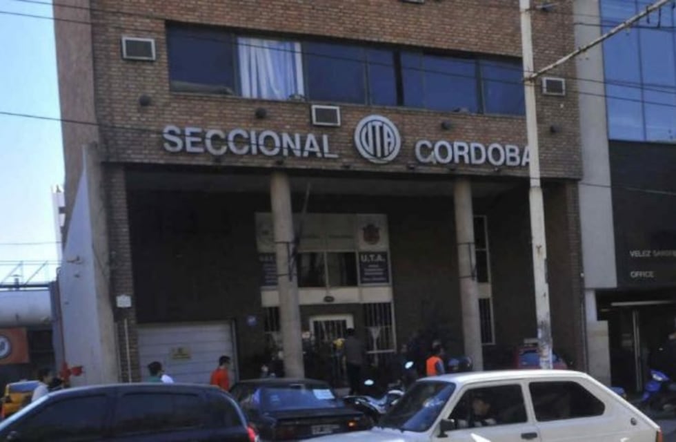 Choferes reclamaron por sus salarios frente a la sede de UTA en Córdoba