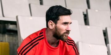 Messi tuvo que enfrentar una cargada de una hincha de Rosario Central, pero decidió no reaccionar\u002E (@teammessi)