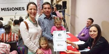 Puerto Iguazú Misiones entrega de títulos de propiedad a 38 familias\u002E (Misiones Online)