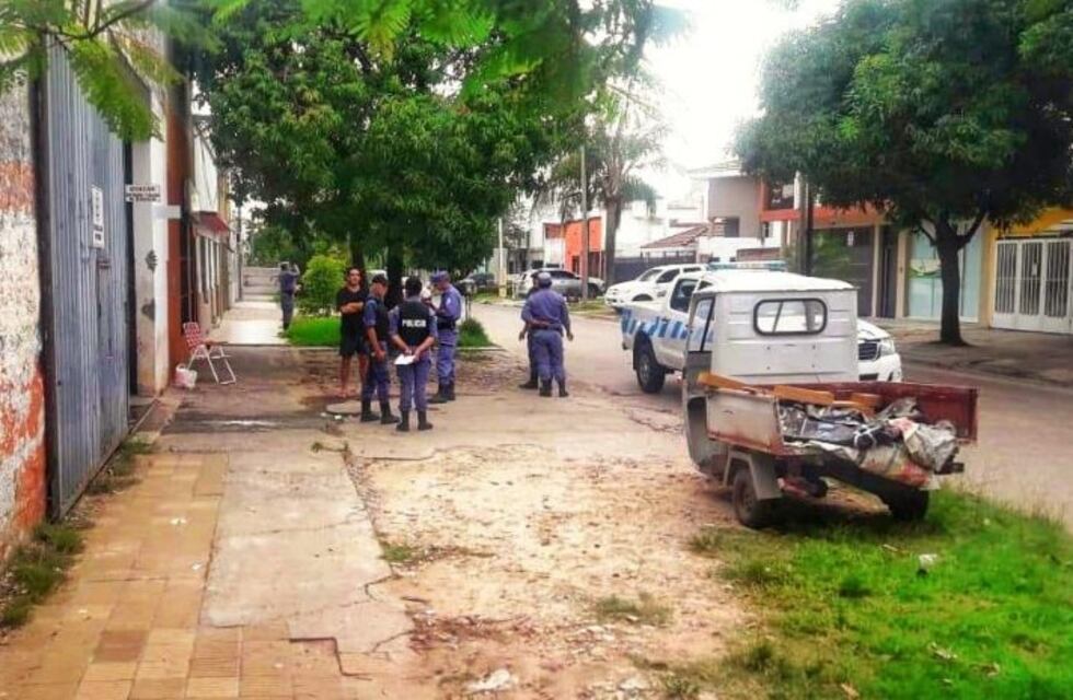 Fue a lavar el auto y dos motochorros le robaron 90 mil pesos mientras esperaba