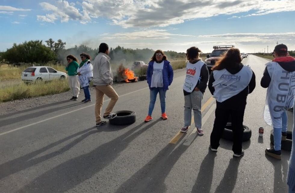 Los docentes cortan la ruta de ingreso a Rawson