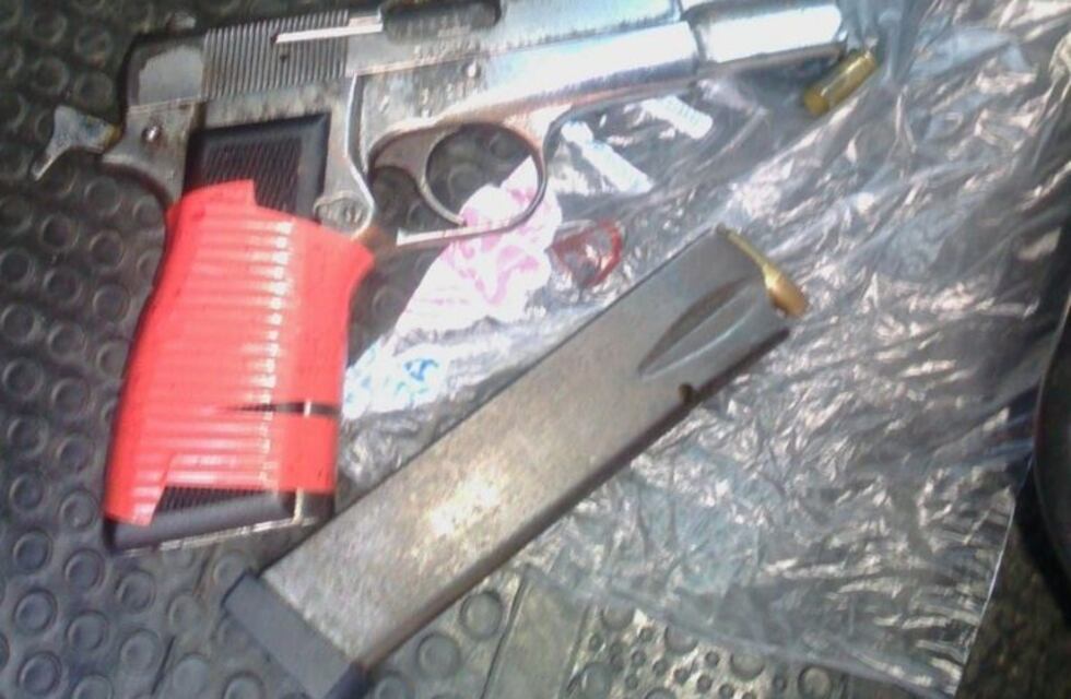 Una chica de 15 años quedó grave tras recibir un balazo y acusaron a su novio de 16