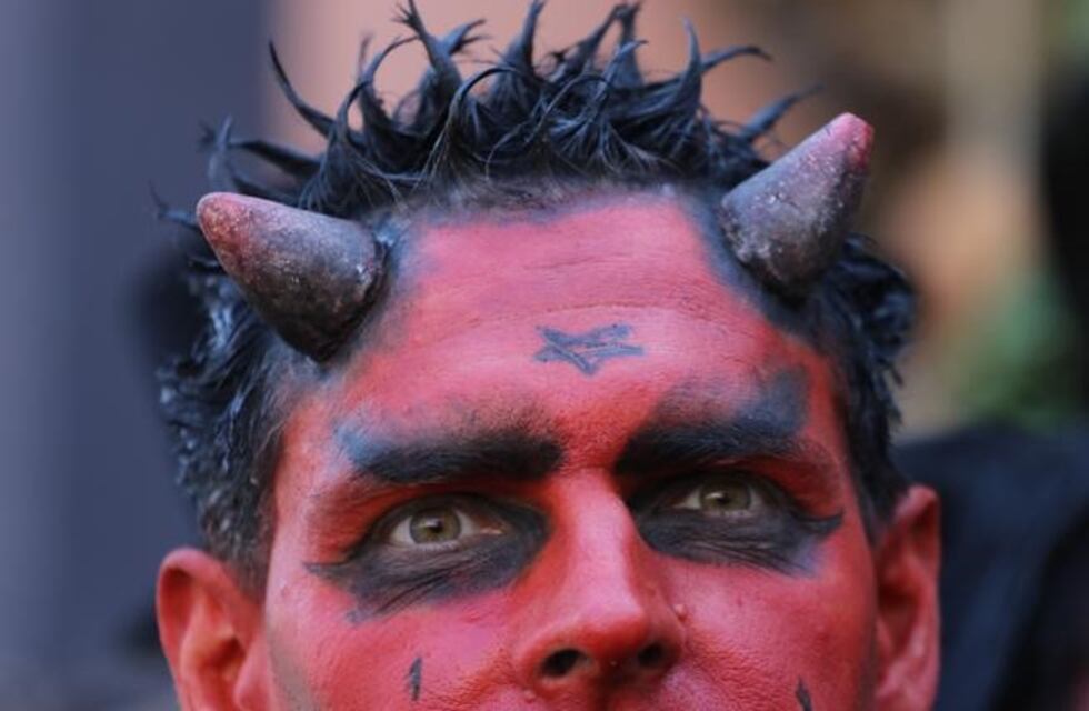 Subió a un remise vestido de El Diablo desde Paraná a Río Cuarto y se escapó sin pagar