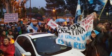 Militantes esperan la llegada de Cristina (Vía Santa Rosa)