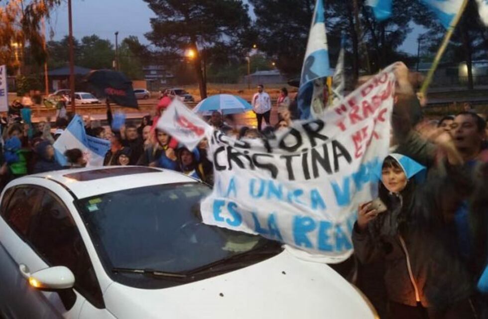 Decenas de militantes esperan a Cristina bajo la llovizna de Santa Rosa