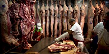 Butchers make beef cuts at a market in Buenos Aires, Argentina, Friday, Feb\u002E 5, 2016\u002E Argentines are being advised to cut back on meat consumption as beef prices soar\u002E According to Miguel Schiariti the head of the Argentine Beef Chamber of Commerce, the price hike is due to a large drop in the amount of cattle available in the market compared to six years ago\u002E (AP Photo/Natacha Pisarenko) buenos aires  carniceria en buenos aires inflacion aumento del precio de la carne