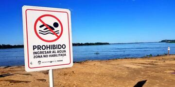 Cartel de Prohibido nadar en las playas de Paraná
