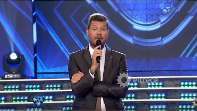 El conductor pronunciando su discurso