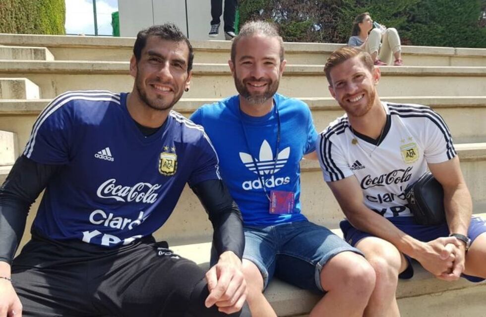 Ex campeón con Newell's se luce en Europa pintando cuadros de futbolistas