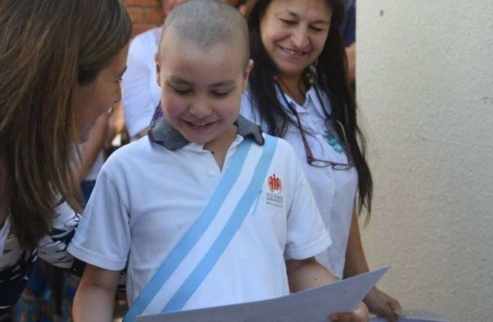 La conmovedora historia del chico con cáncer que juró la bandera en su casa