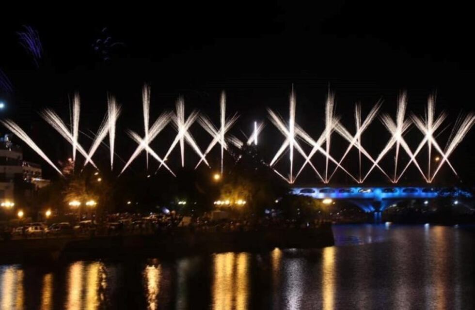 Carlos Paz recibió el 2020 con un impactante show de fuegos artificiales