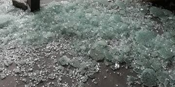 Alta Gracia: Un hombre destrozó varios vidrios de la Terminal de Omnibús