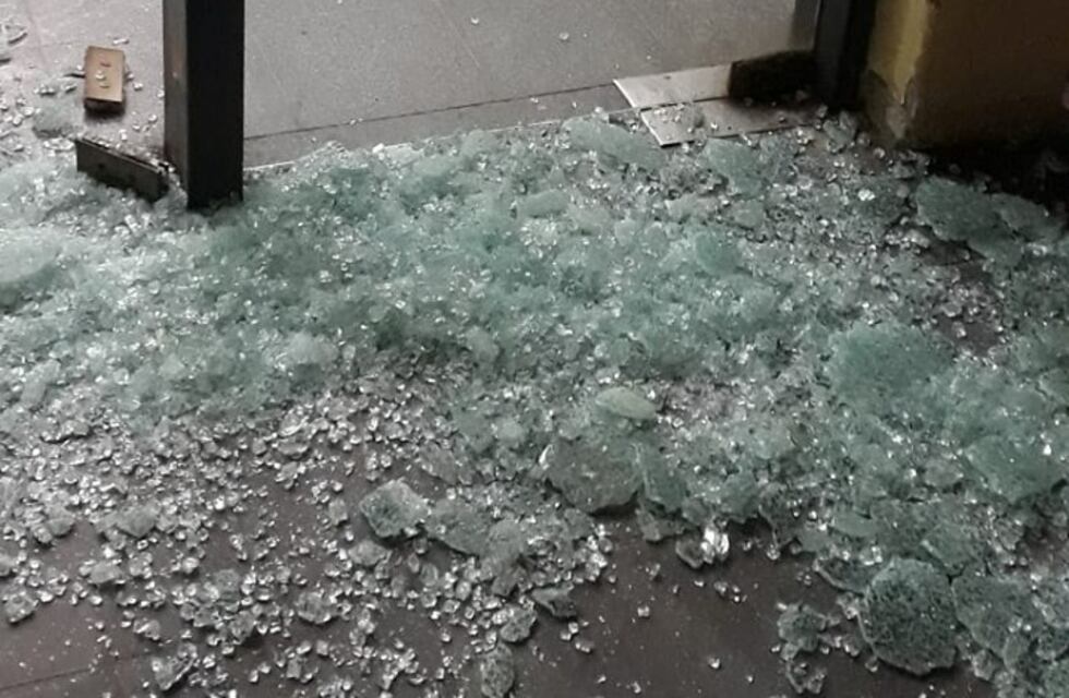 Alta Gracia: Un hombre destrozó varios vidrios en la Terminal de Ómnibus de la ciudad