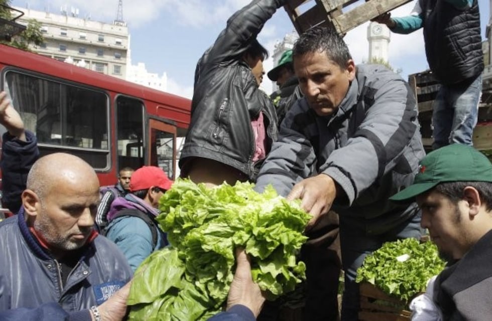 Trabajadores de la Tierra realizaron un “alimentazo” en el Congreso: donaron 10 mil kilos de verduras