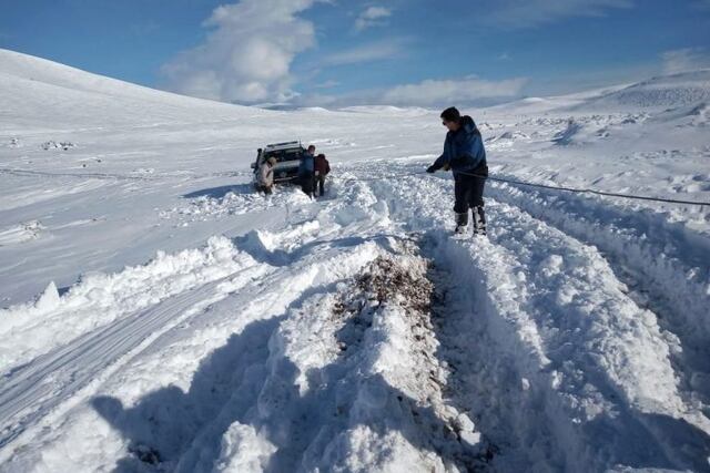 Chubut (Argentina), 26/07/2020\u002E- A handout photo made available by the Argentine National Gendarmerie (GNA) showing members of that institution while assisting people isolated by the heavy snowfall, in Chubut, Argentina, 26 July 2020\u002E Members of the Argentine Gendarmerie (militarized police) a gendarmeria nieve nevadas  patagonia