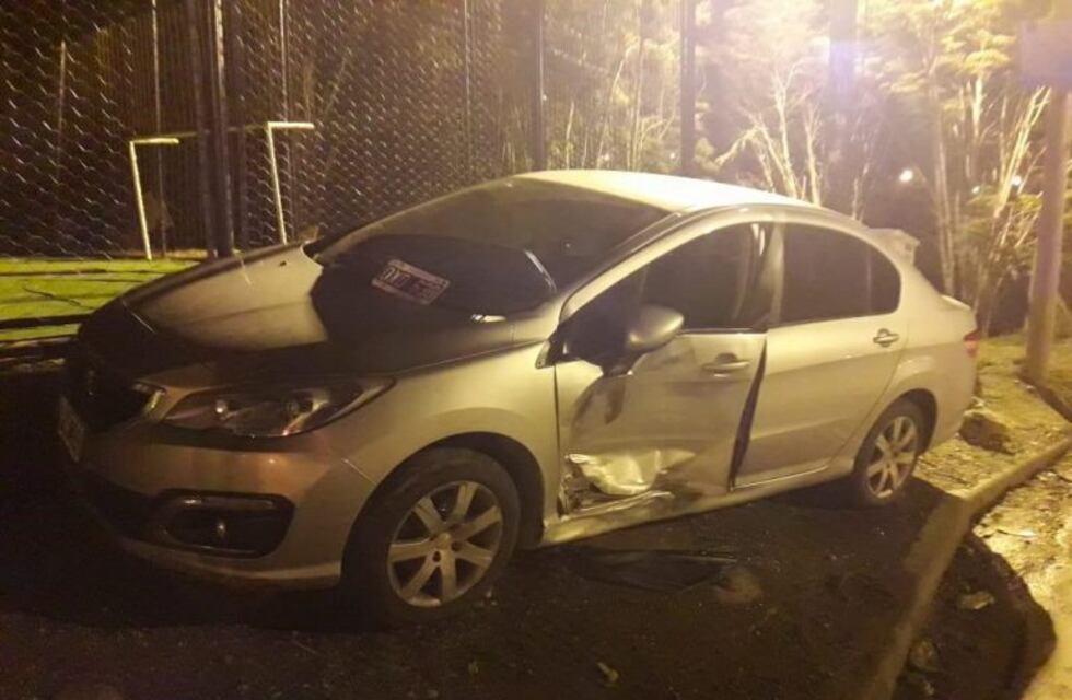 Chocó un auto estacionado y se dió a la fuga