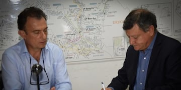 Domingo Peppo junto al presidente de Trenes de Cargas Argentinos en la firma del convenio\u002E