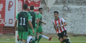 Brian Noriega va a buscar a sus compañeros después de poner el 1 a 0