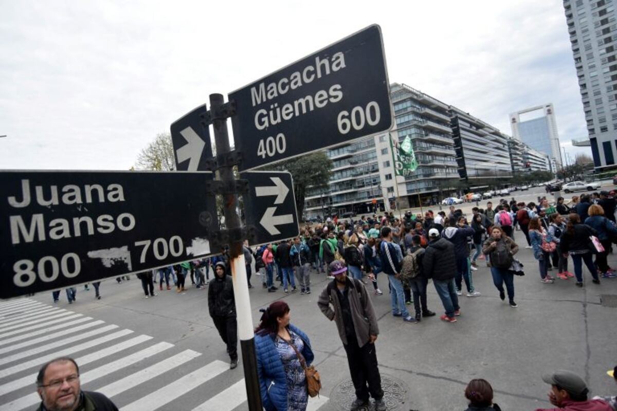 DYN16, BUENOS AIRES 13/09/17, ORGANIZACIONES SOCIALES RECLAMAN EN LA SEDE DE YPF POR GARRAFA SOCIAL\u002EFOTO:DYN/LUCIANO THIEBERGER\u002E ciudad de buenos aires Piquete en Puerto Madero por el corte de gas a un comedor comunitario reclamo por la garrafa social frente a edificio sede de ypf piquetes piqueteros
