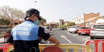 GRAFCAN1661\u002E SANTA CRUZ DE TENERIFE (ESPAÑA), 25/02/2020\u002E-Un agente de policía coloca una valla para prohibir el paso al hotel situado en el municipio tinerfeño de Adeje, en el que se hospedaba el turista italiano que ha dado positivo por coronavirus de Wuhan\u002E EFE/Ramón de la Rocha