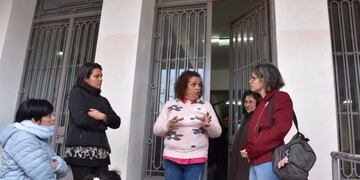 Diálogo\u002E Quinteros (centro) recibió a los  padres que quieren saber cuándo vuelven las clases\u002E Foto: Martín Gómez\u002E Video: Marina Balbo