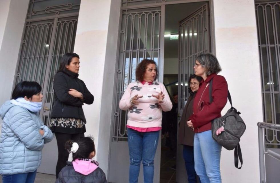 Paro docente: padres de alumnos de la "Mixta" se reunieron con la rectora