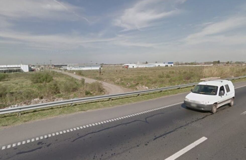 Lo hallaron embarrado y semidesnudo a metros de la autopista Rosario-Buenos Aires