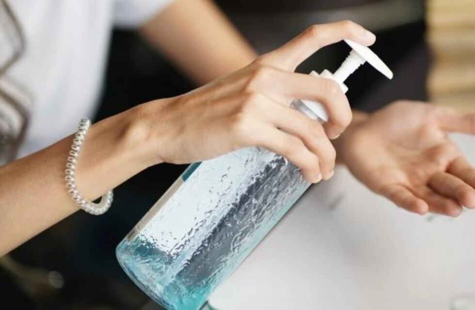 La ANMAT volvió a prohibir la venta de otra marca de alcohol en gel