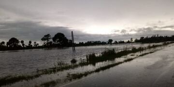 Desbordaron dos arroyos sobre la Ruta 12\u002E (Foto: Radio Sudamericana)