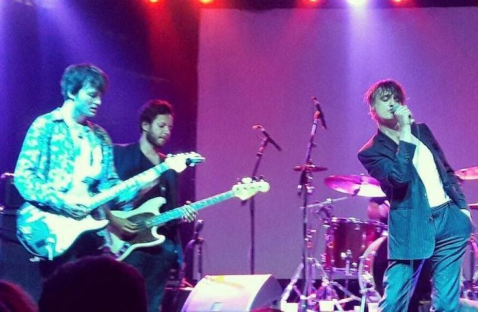 Pete Doherty pasó del amor al odio en Rosario y arrojó un vaso de cerveza contra su público