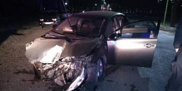 Adolescentes se estrellaron contra una luminaria