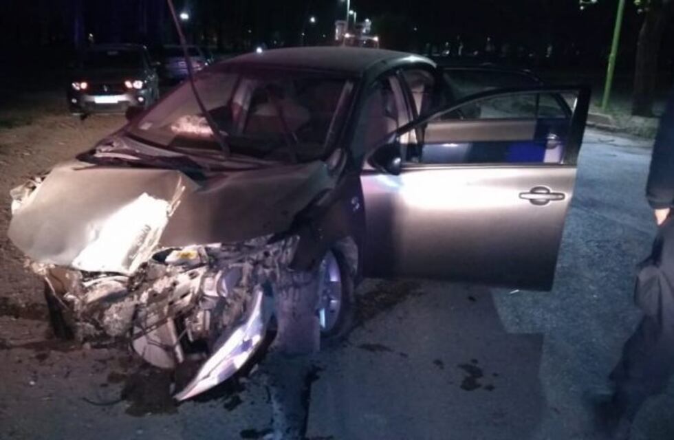 Dos adolescentes terminaron estrellados contra una columna de luz en el Parque de Mayo