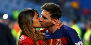 festejo festejos futbolistas jugadores equipo campeon campeones torneornBarcelona's Lionel Messi kisses his wife Antonella Roccuzzo as they celebrate after winning the final of the Copa del Rey soccer match between FC Barcelona and Sevilla FC at the Vicente Calderon stadium in Madrid, Sunday, May 22, 2016. Barcelona won 2-0 (AP Photo/Francisco Seco) espau00f1a lionel messi Antonella Roccuzzo campeonato torneo copa del rey 2016 futbol futbolistas partido barcelona sevilla