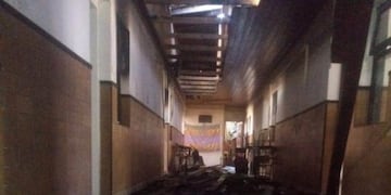 El fuego destruyó aulas, baños y el techo (Web)