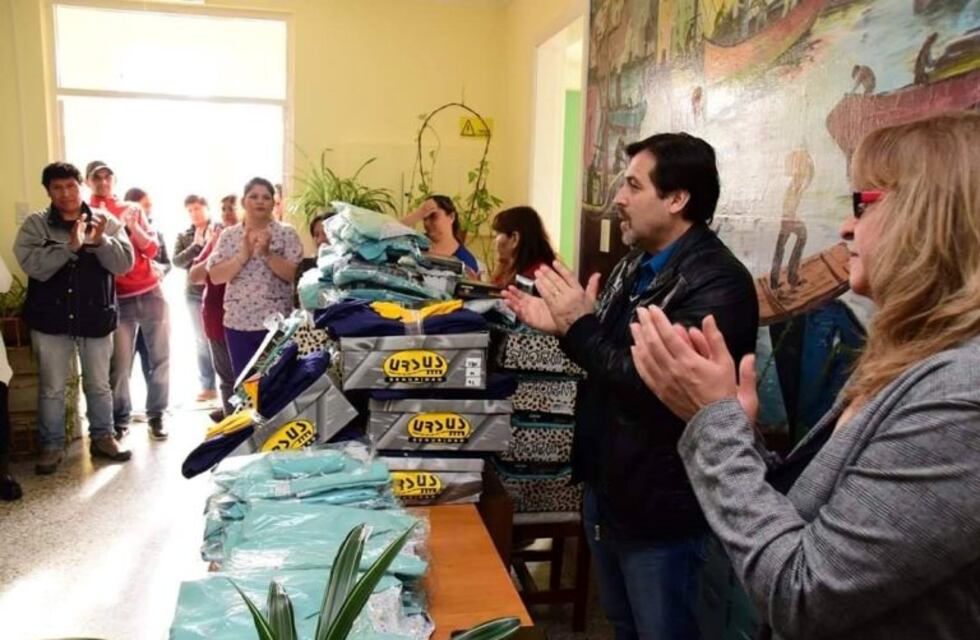 Entrega de indumentaria del personal de Hogar de Abuelos