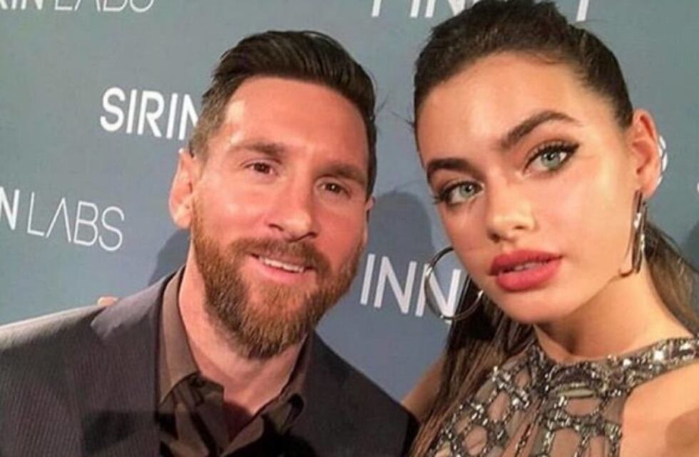 La foto de Messi, incómodo junto a una bella modelo