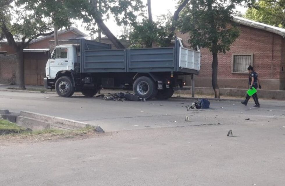 Motociclista choca con un camión y muere en Las Heras