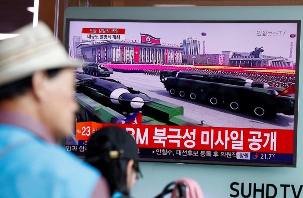 Corea del Norte desafía a EE.UU. y muestra sus misiles en un gran desfile