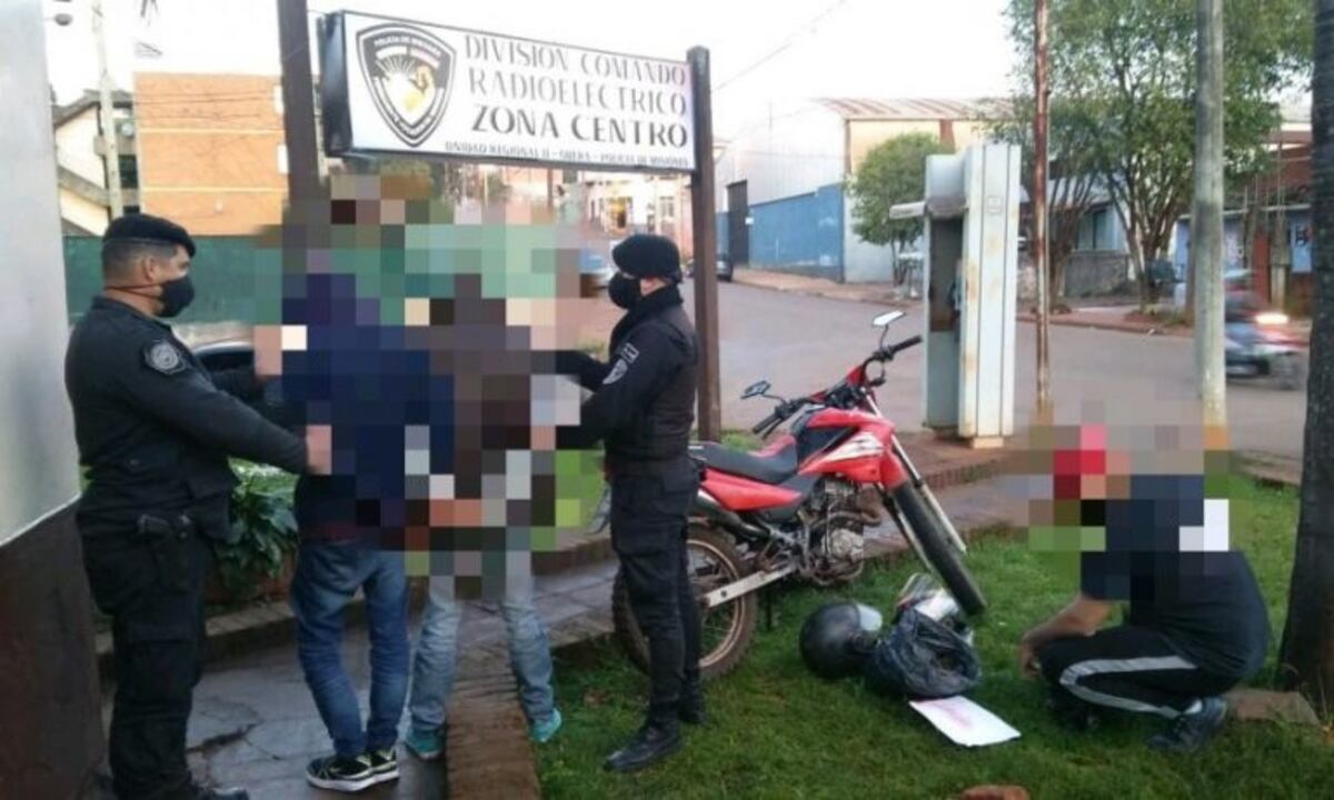 Los detenidos circulaban en una moto\u002E