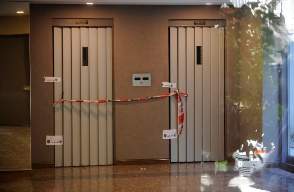 China: bomberos rescataron a un bebé que estuvo a punto de ser aplastado por un ascensor