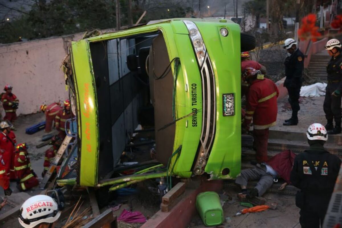 Handout picture released by Andina of firefighters surrounding a tourist bus after it went out of the track in Lima on July 10, 2017\u002E \nAt least seven people were killed Sunday after a tourist bus got out of the track as it went down a hill in Rimac district, firefighters informed\u002E / AFP PHOTO / ANDINA AND AFP PHOTO / HO / RESTRICTED TO EDITORIAL USE - MANDATORY CREDIT \