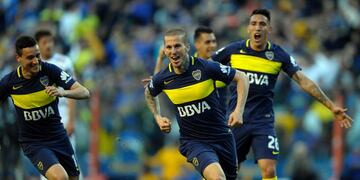Boca vs Quilmes festejo golrnBoca Juniors' forward Dario Benedetto (C) celebrates with teammates after scoring the team's second goal against Quilmes during their Argentina First Division football match, at La Bomboneral stadium, in Buenos Aires, on September 25, 2016. / AFP PHOTO / ALEJANDRO PAGNI cancha boca juniors dario benedetto futbol torneo primera division 2016 futbol futbolistas boca juniors quilmes