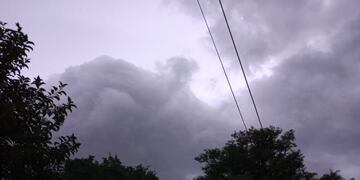 Mañana fría y con el cielo amenazante por lluvias\u002E