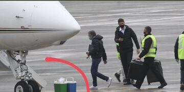 Las dos misteriosas heladeritas que cargó el padre de Lionel Messi en el avión