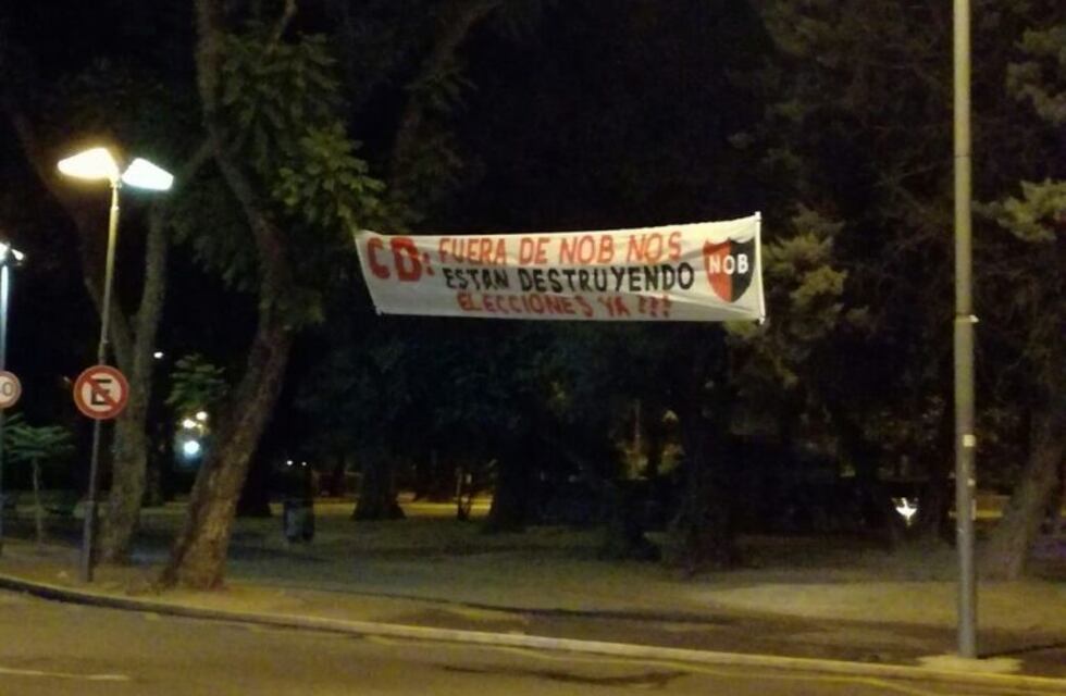 La oposición en Newell's colgó pasacalles para pedir elecciones en el club