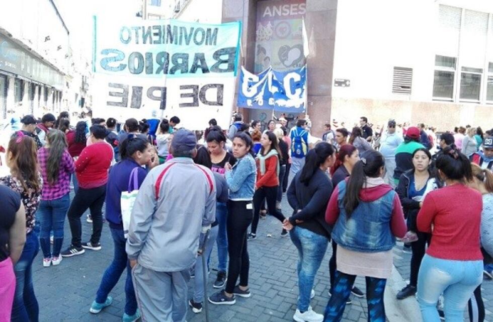 Organizaciones sociales marcharon en reclamo de bonos de fin de año