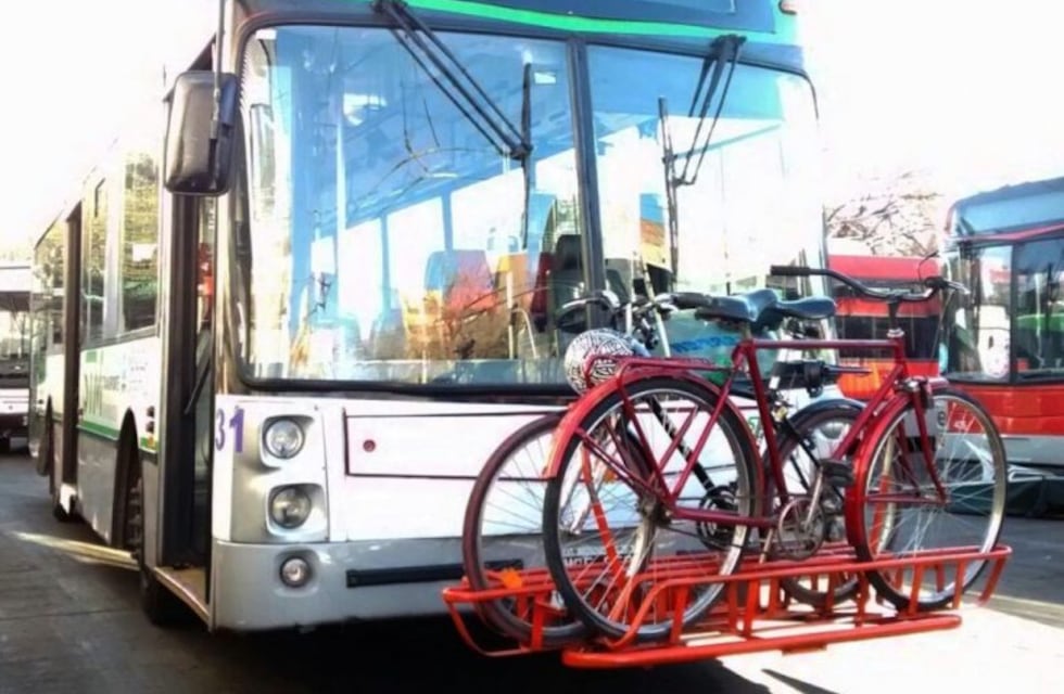 Buscan que los colectivos en Mendoza tengan 'portabicicletas'