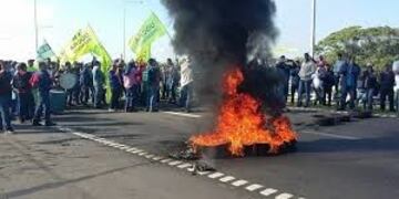 El bloqueo más importante se registra en el puente interprovincial que une Centenario con Cinco Saltos