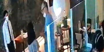 El hombre, disfrazado de médico para incumplir las disposiciones oficiales\u002E (Web)