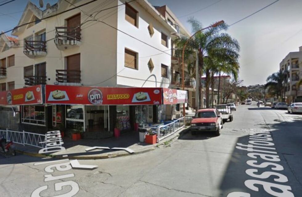 Mujer fue apresada tras romper la puerta de un local de comidas en Carlos Paz